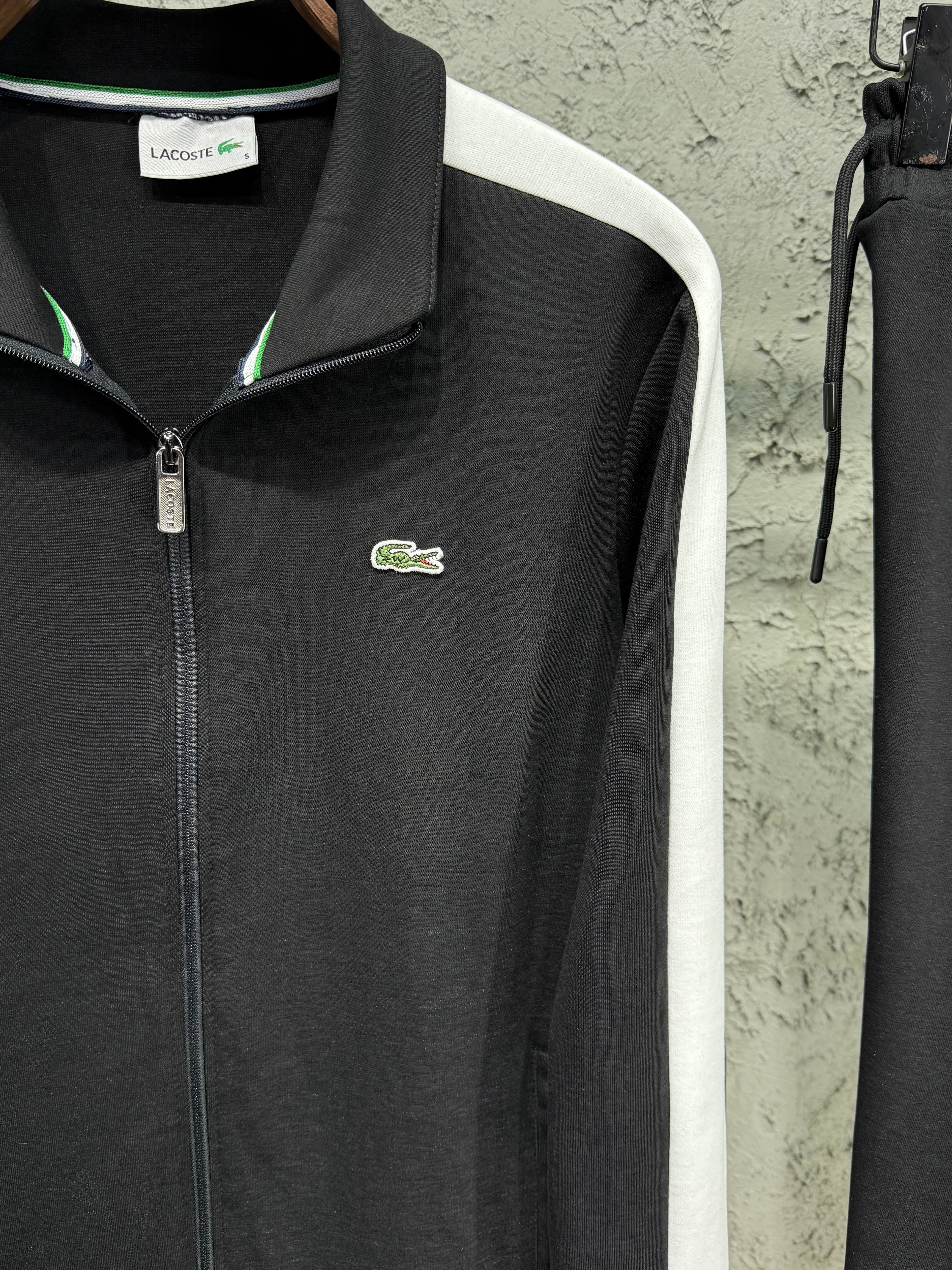 Lacoste Erkek Siyah-Beyaz Fermuarlı Eşofman Takımı – Premium Seri