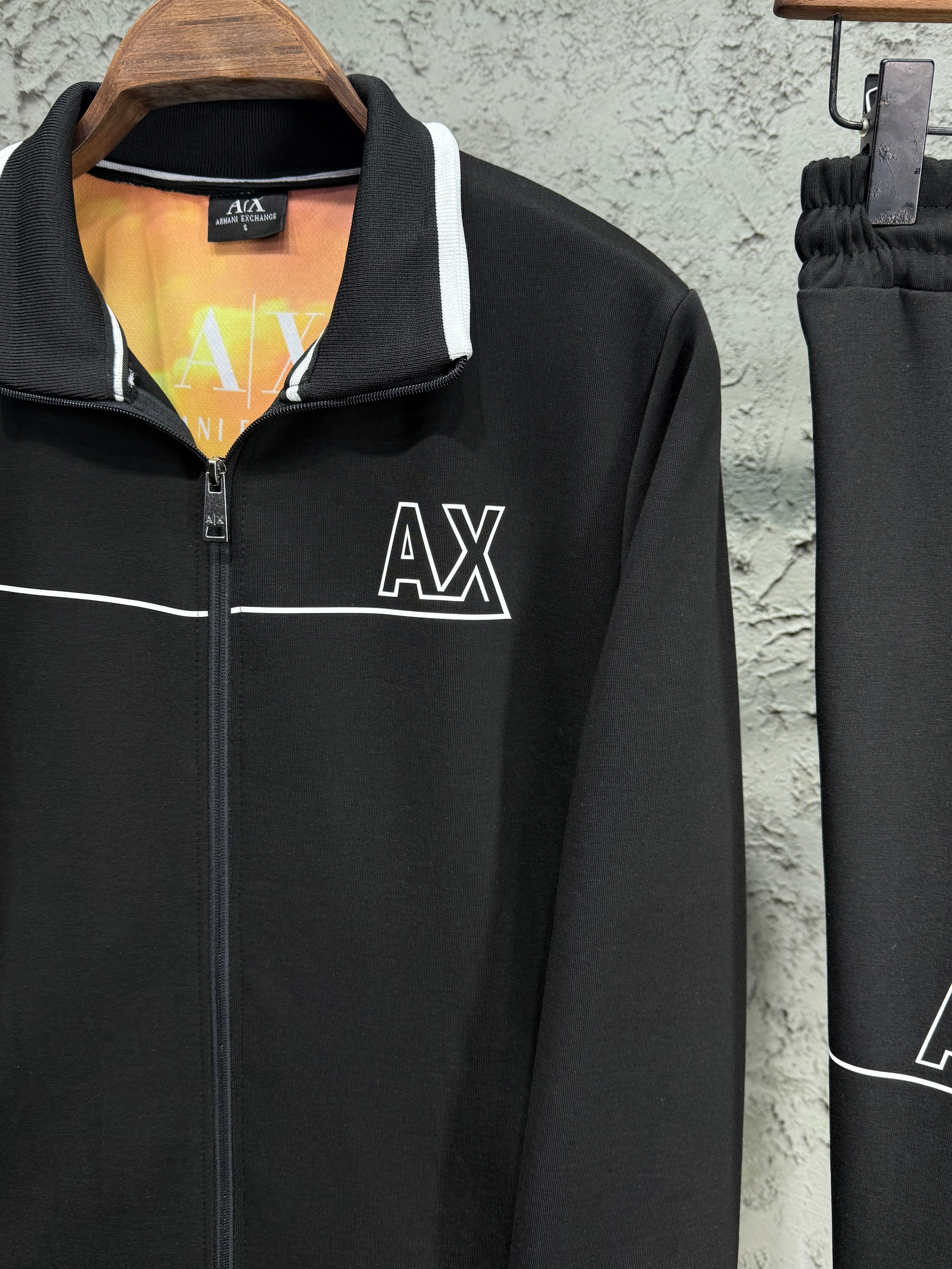 Armani Exchange Erkek Siyah Fermuarlı Eşofman Takımı – AX Logo Detaylı Premium Seri