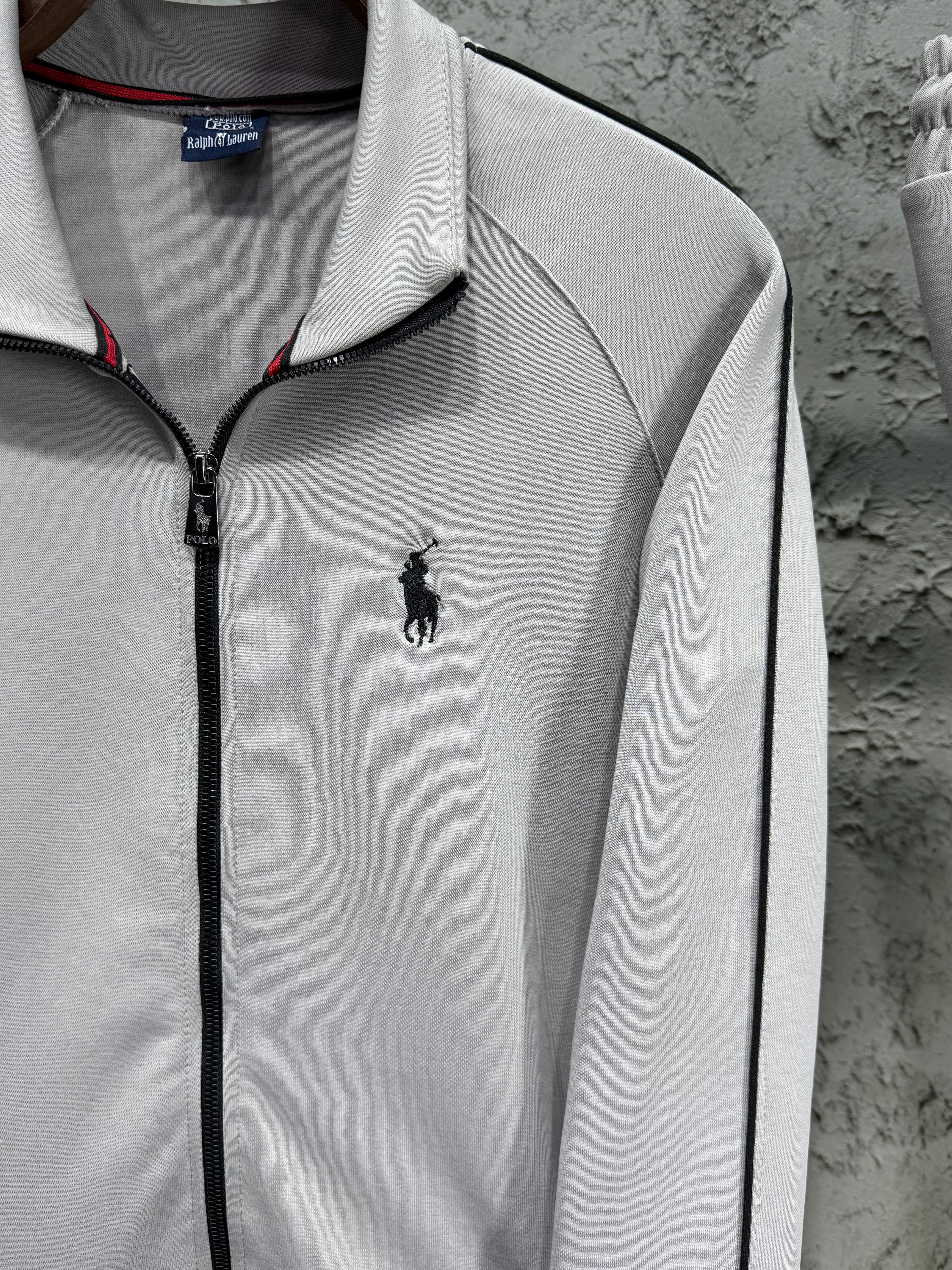 Ralph Lauren Erkek Açık Gri Fermuarlı Eşofman Takımı – Nakış Logo Detaylı Premium Model