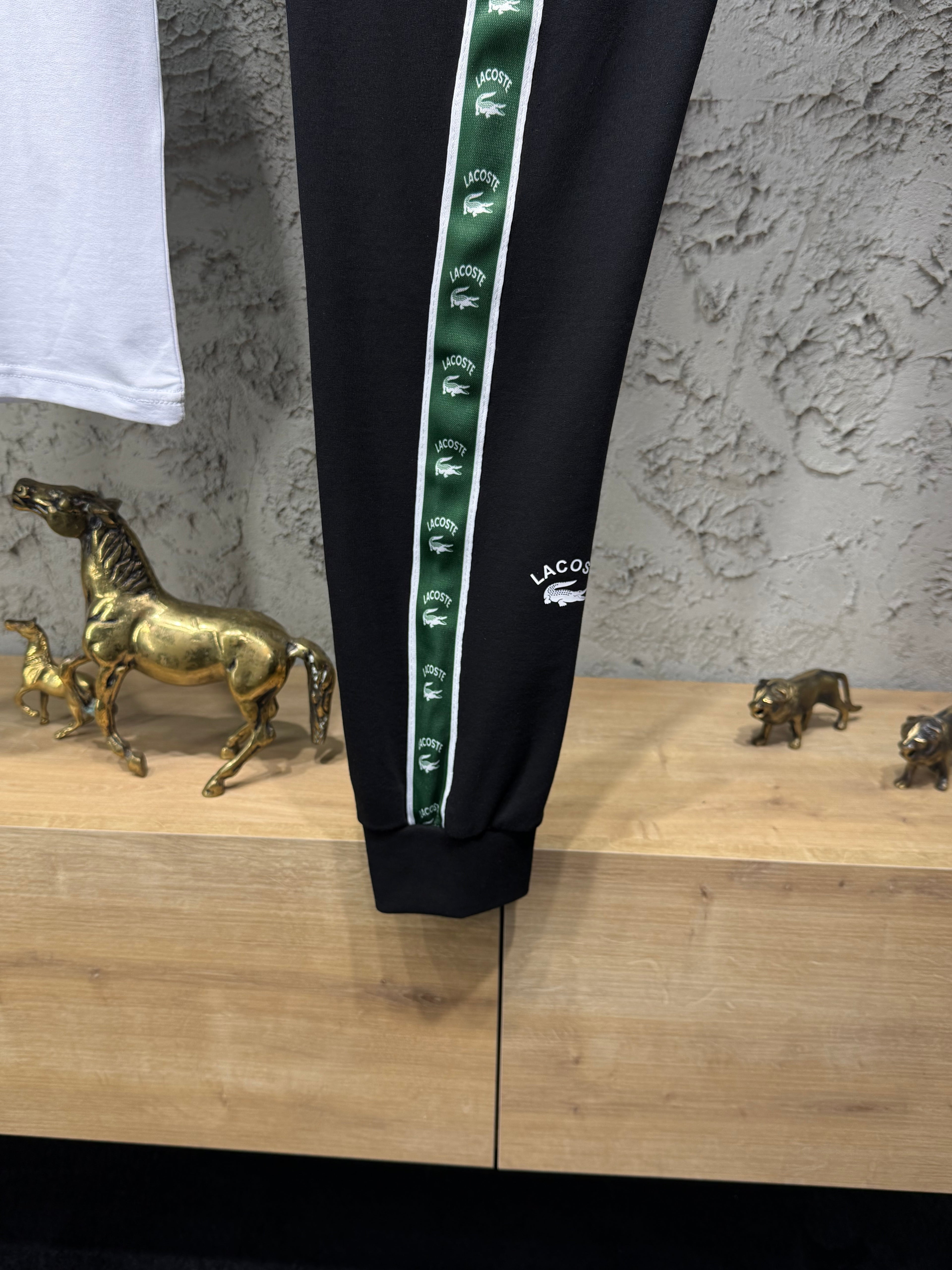 Lacoste Erkek Beyaz T-Shirt & Siyah Şerit Detaylı Eşofman Takımı