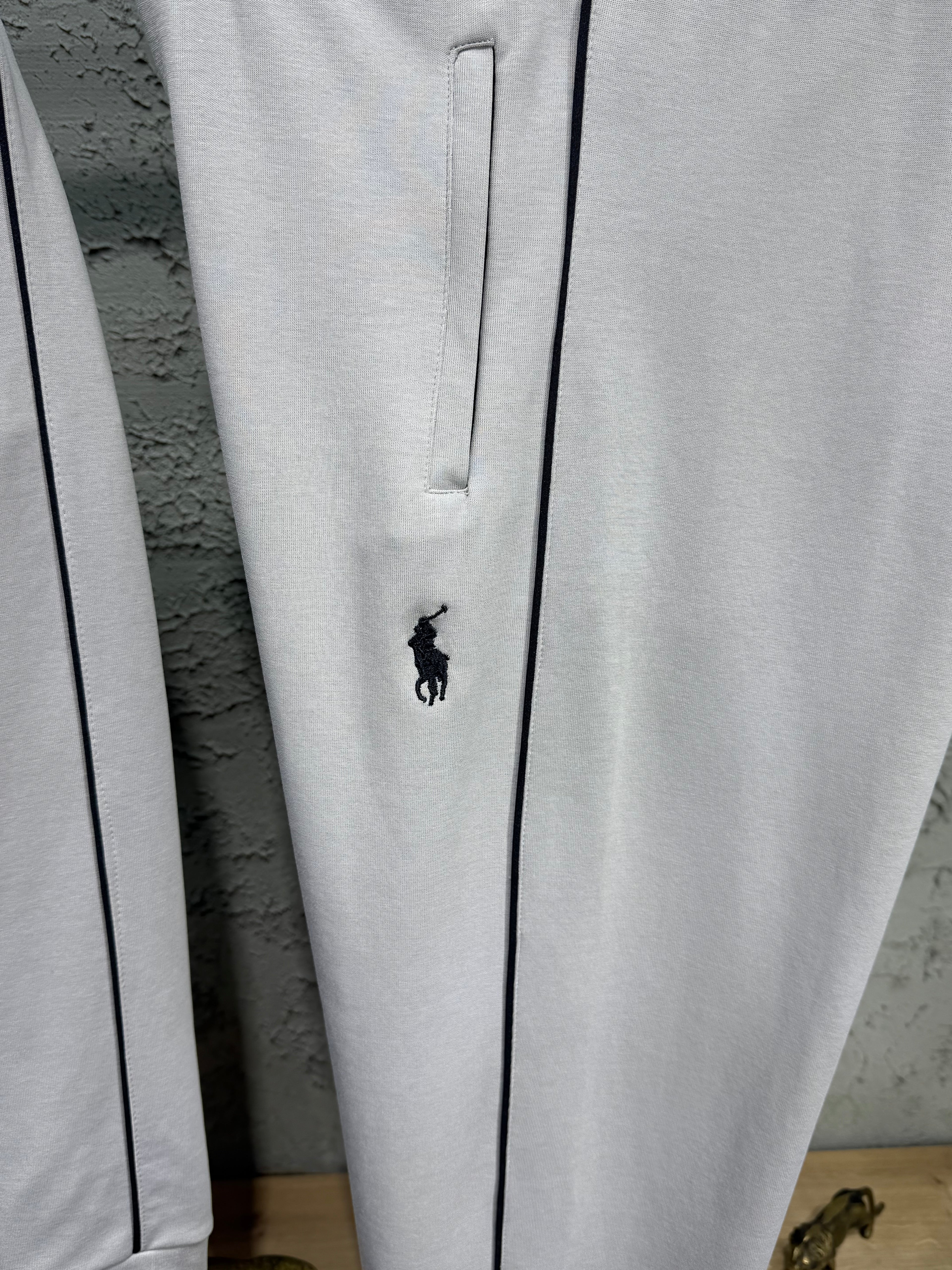 Ralph Lauren Erkek Açık Gri Fermuarlı Eşofman Takımı – Nakış Logo Detaylı Premium Model
